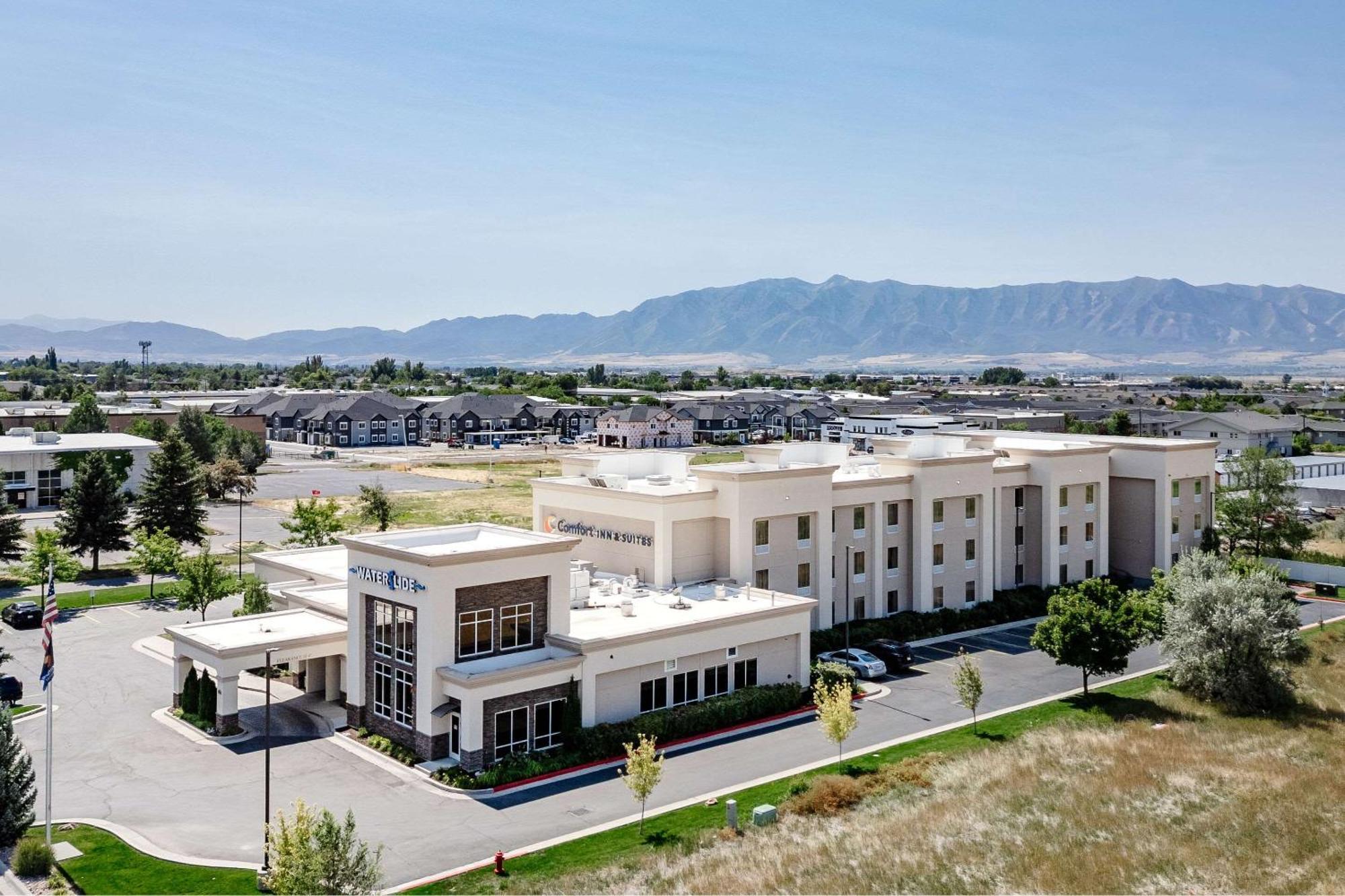 Comfort Inn & Suites Logan Near University Exterior photo
